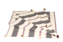 โหลดรูปภาพลงในเครื่องมือใช้ดูของ Gallery Kayin Pom Pom Blanket